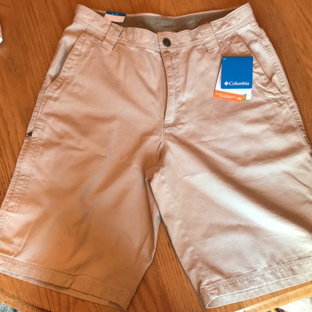 Men’s Columbia khaki shorts size 33/42
